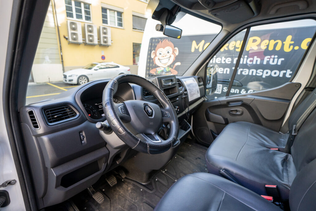 Innenraum vom MonkeyRent.ch Transporter, 3 Sitze, Handy-Ladekabel, Handy-Halter